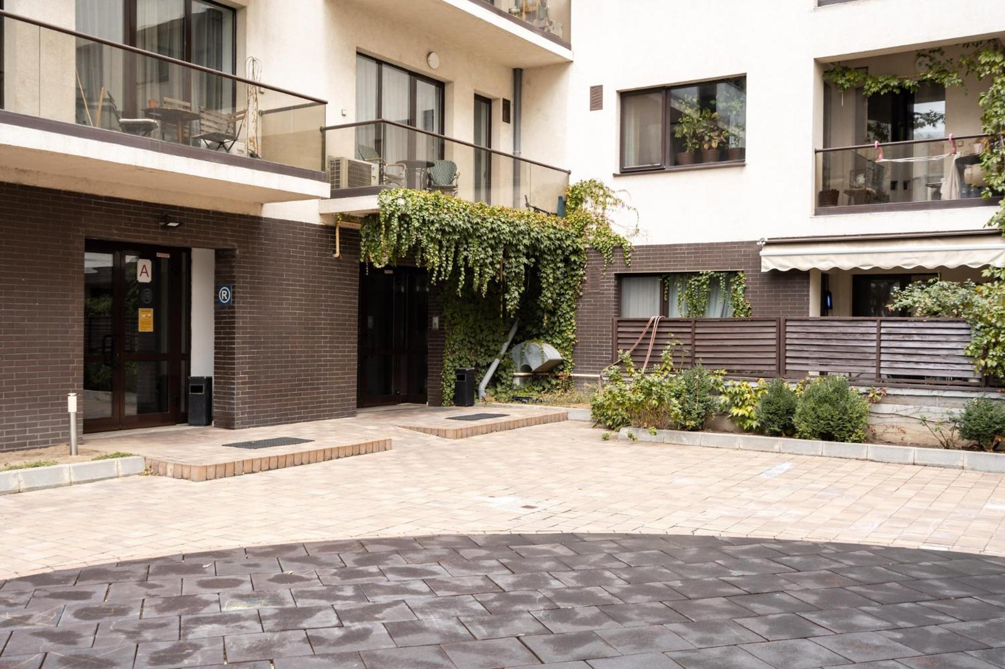 Lazynest - Modern Apartment With Parking & Balcony Bucarest Esterno foto